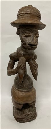 Arte africana, figura femminile con casco coloniale, legno scolpito e pigmenti