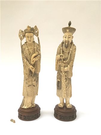 Coppia di figure in avorio raffiguranti imperatore e imperatrice stanti. Cina,