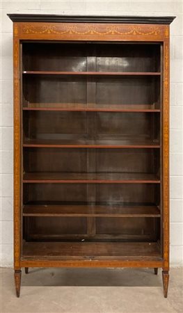 Armadio in legno lastronato in noce decorato da filettature e intarsi a motivi