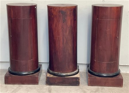 Gruppo di tre portavasi a colonna in mogano con anta, base quadrata e bordo eba