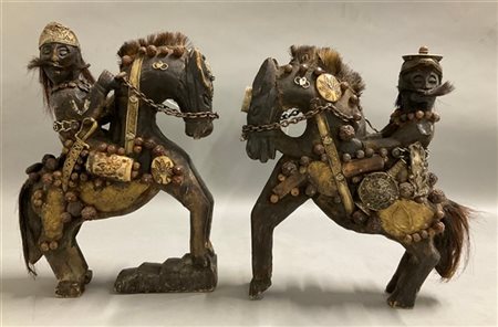 Coppia di cavalieri a cavallo in legno decorato con inserti in tessuto, metallo