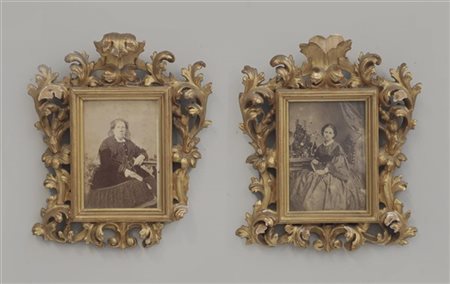 Coppia di cornici in legno intagliato, traforato e dorato a motivi fogliati (cm