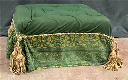 Pouf rettangolare con piedini in legno, rivestimento in velluto beige e panno v