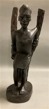 Arte africana, scultura in legno raffigurante un uomo legato ad un albero (h cm