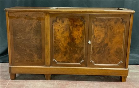 Mobile a tre sportelli con pannelli impiallacciati in radica, mancante dell'alz