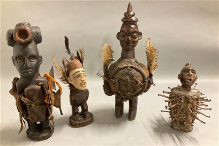 Arte africana, lotto di quattro feticci in legno scolpito con pigmenti, inserti
