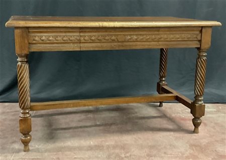 Tavolo rettangolare in legno con cassetto e fasce intagliate, gambe a torciglio