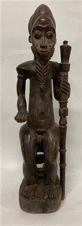 Arte africana, figura maschile seduta con bastone, scultura in legno con pigmen