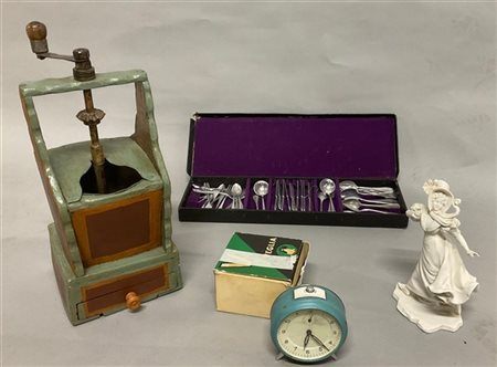 Lotto vario composto da un macinino con meccanismo in ferro e cassa in legno di