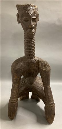 Arte africana, scultura in legno raffigurante una donna inginocchiata (h cm 65)