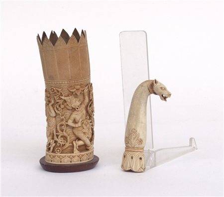 Lotto composto da un manico ed un contenitore in osso
Arte indiana, sec. XIX 
(