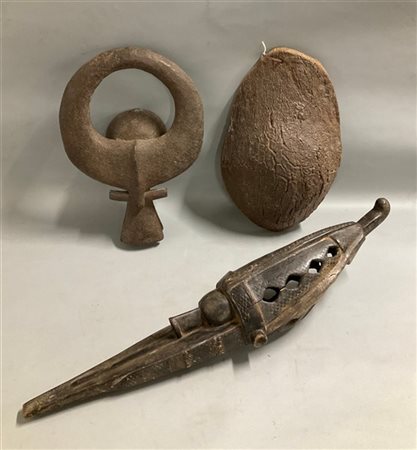 Arte africana, lotto composto da uno scudo di corteccia e due maschere in legno