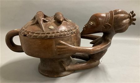 Arte africana, figura femminile che regge un contenitore con coperchio sormonta