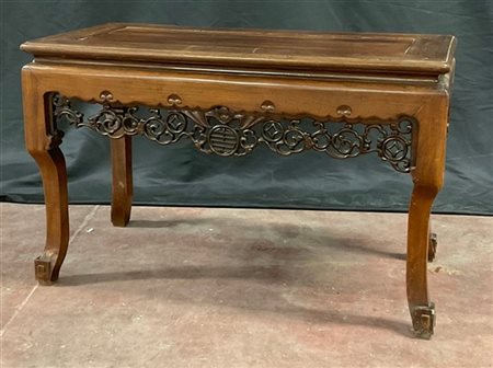 Tavolino con gambe mosse e fronte con fascia intagliata. Cina, sec. XX (cm 80x5