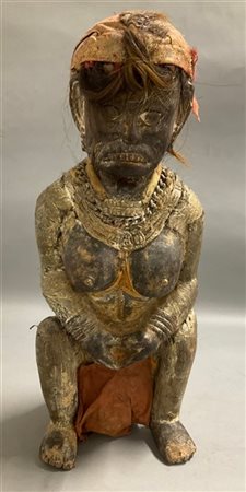 Scultura indiana con figura femminile seduta, legno scolpito rivestito in tessu