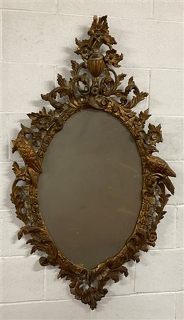 Specchiera con cornice in legno intagliato, dorato e argentato con decoro a mot