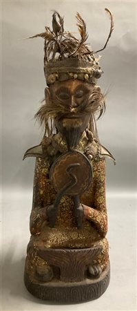 Scultura raffigurante un oficiante assiso, legno scolpito rivestito in tessuto