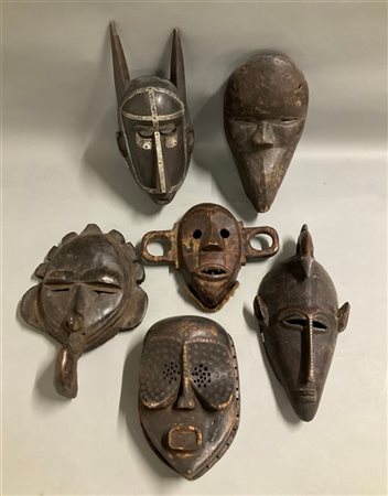 Arte africana, lotto di sei maschere in legno scolpito di etnie e misure differ
