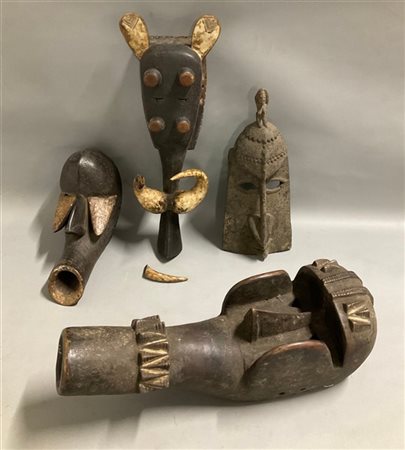 Arte africana, lotto di quattro maschere in legno scolpito con pigmenti, etnie