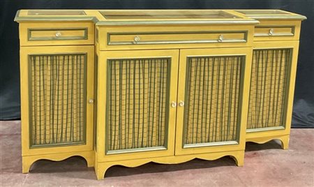 Credenza in legno verniciato a tre cassetti e quattro sportelli a vetrina con t