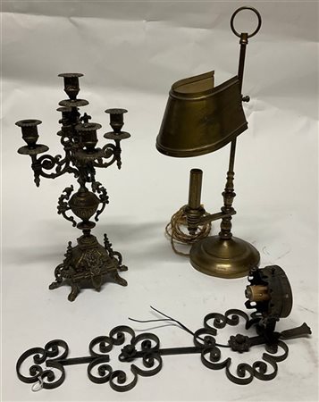 Lotto composto da una lampada da tavolo con struttura e paralume in ottone, un