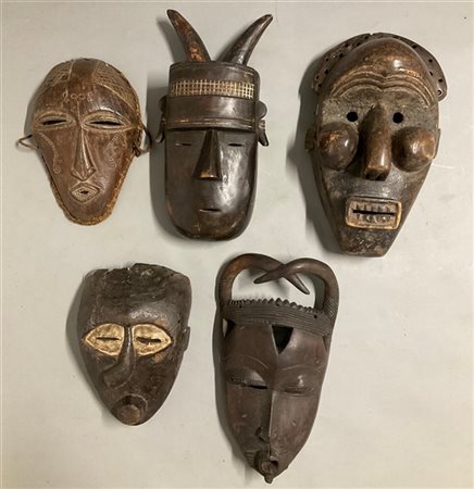 Arte africana, lotto di cinque maschere di etnie differenti, legno scolpito, pi