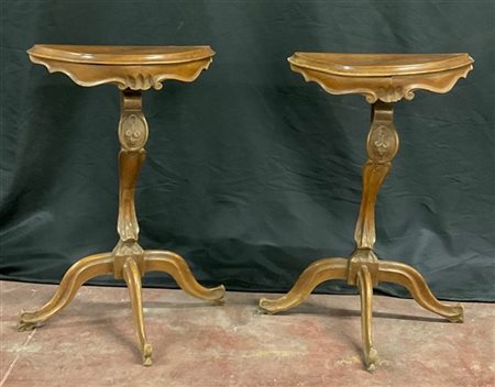 Coppia di console tripodi di forma mossa in legno intagliato (cm 47x71x24) (dif