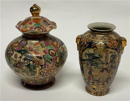 Lotto di due potiches con coperchio in ceramica policroma a decoro Satsuma con