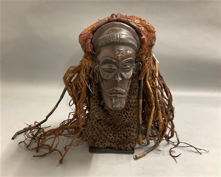 Arte africana, maschera di danza Chokwe in legno scolpito, canne e fibre di raf