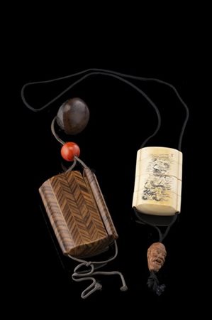 Due Inro, uno in avorio e l'altro in legno
Giappone, periodo Meiji (1868-1912)