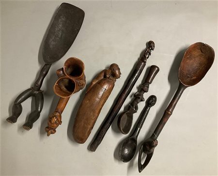Arte africana, lotto di sette manufatti in legno scolpito per usi differenti (d