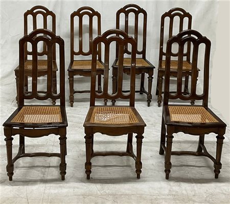 Gruppo di sette sedie in legno con gambe anteriori tornite e schienali a giorno