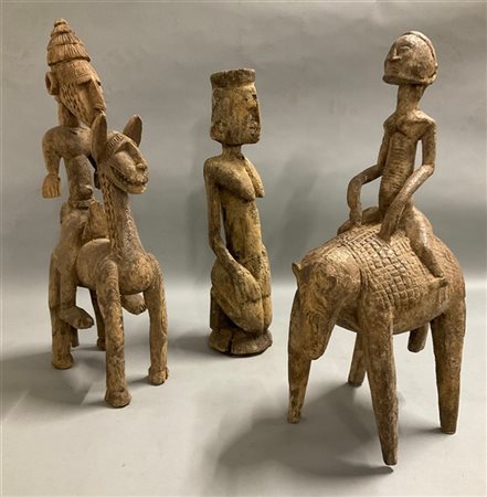 Lotto di tre sculture in legno di manifatture differenti (h max cm 56) (difetti