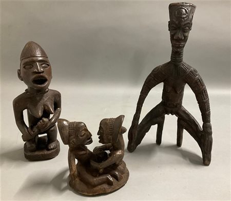 Arte africana, lotto di tre sculture in legno raffiguranti una madre con bambin