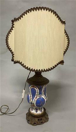 Lampada ad olio in porcellana policroma con guarnizioni in metallo, montata a l