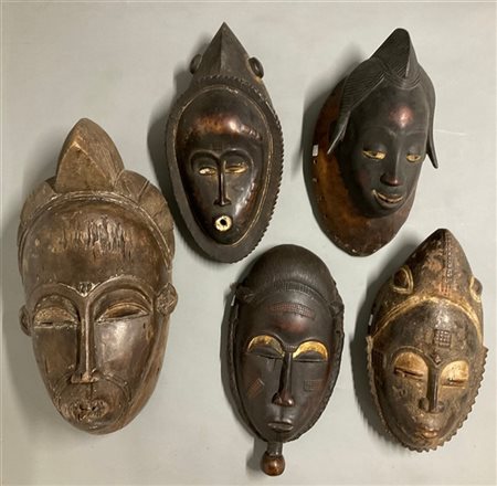 Arte africana, Gabon, lotto di cinque maschere in legno scolpito e pigmenti (h
