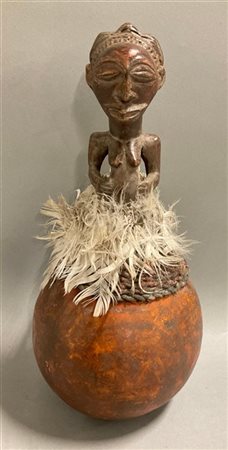 Arte africana, scultura femminile rituale in legno, zucca, tessuto e piume (h c