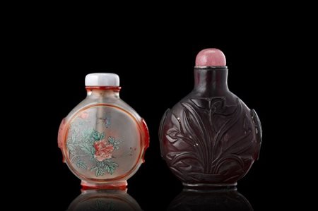 Lotto composto da due snuff bottles in vetro
Cina, fine dinastia Qing 
(h. max
