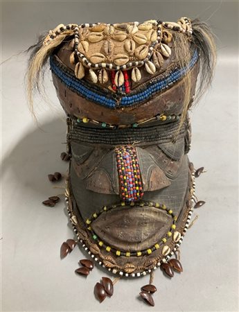 Arte africana, maschera casco "Bwoom" (Luba)in legno decorato con tessuto, semi