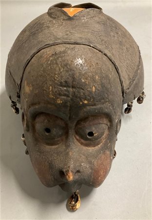 Arte africana, copricapo ricavato da un grande seme con parte anteriore in legn