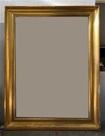 Grande cornice a cassetta in legno dorato, secolo XIX (battuta cm 202x150) (dif