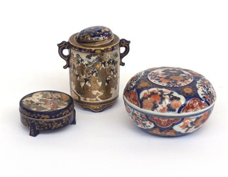 Portaprofumo in ceramica Satsuma unito ad una scatolina rotonda e ad una scatol