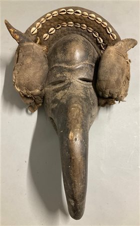 Arte africana, maschera rituale in legno, juta, corna ovine e cauri (h cm 48) (
