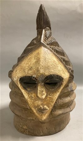 Arte africana, maschera casco a due facce in legno scolpito e dipinto (h cm 48)