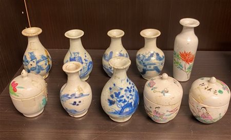 Lotto composto da sette piccoli vasetti e tre contenitori con coperchio in porc