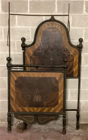 Letto singolo con struttura in ferro e pannelli in lamiera dipinta a finto legn