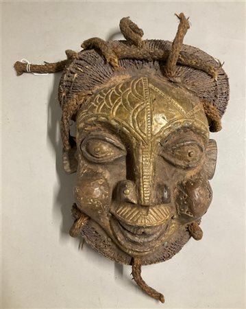 Arte africana, maschera in legno rivestito in lamina di rame sbalzato e juta in