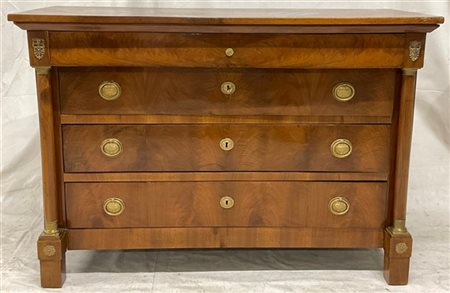 Cassettone impero lastronato a tre cassetti più uno sottopaino tra colonne late