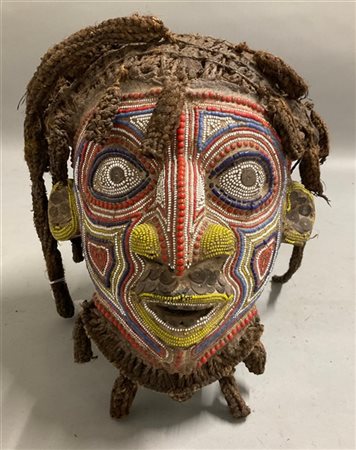 Arte africana, maschera con volto decorato da perline colorate e testa con juta