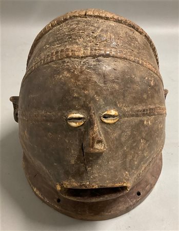 Arte africana, maschera casco in legno scolpito, tracce di pigmenti e cauri per